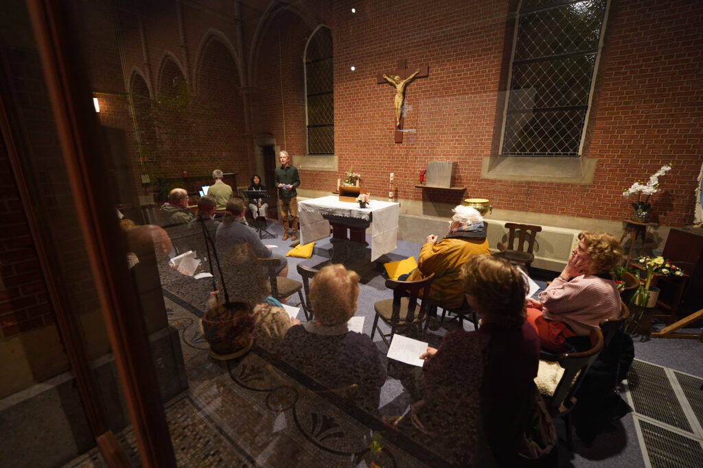 Foto van achter het glas naar de kapel